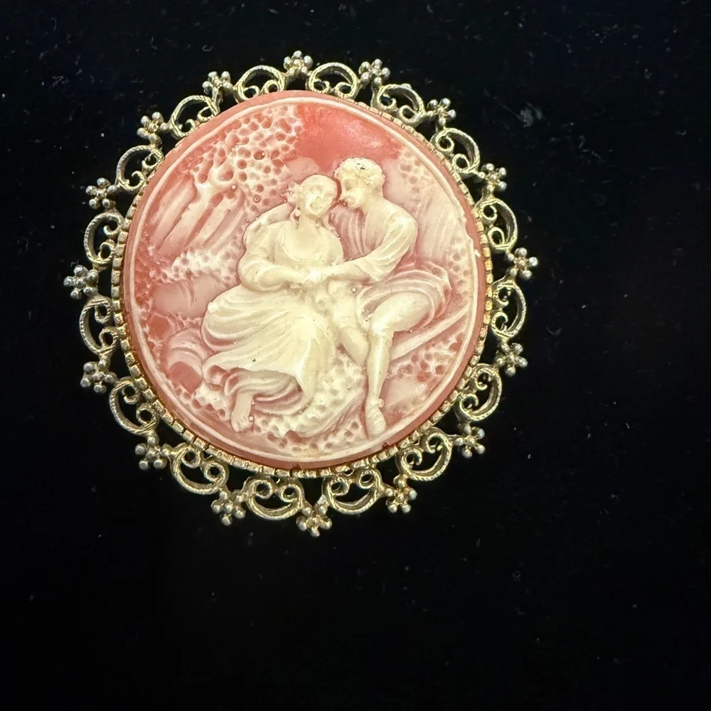 Vintage Cameo Brooch‎ with Gold Filigree